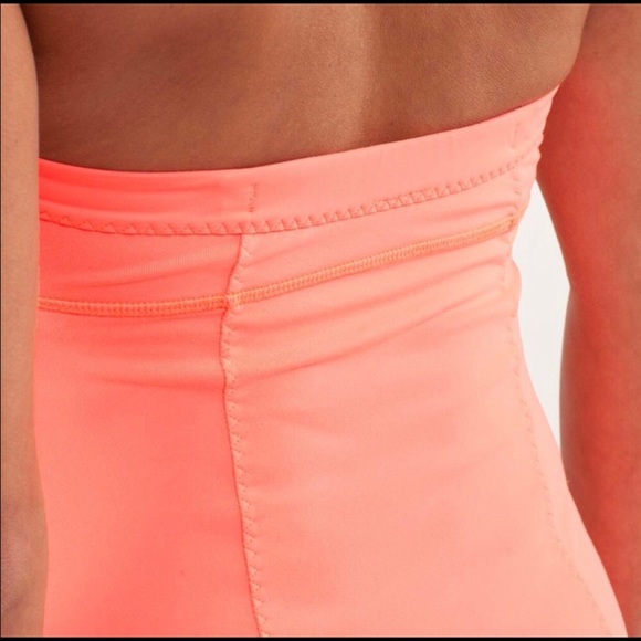 Lululemon halter tank size 4 - Picture 2 of 8